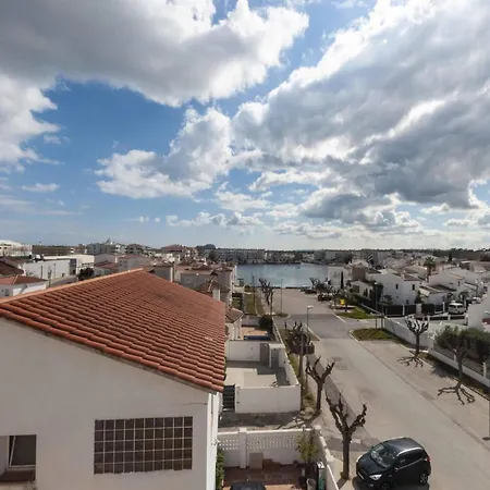 In With Canal View Apartment